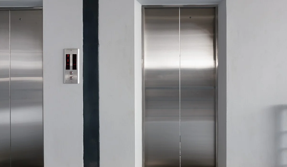 Мужчина приставал к девочке в лифте жилого дома в Астане (ВИДЕО)