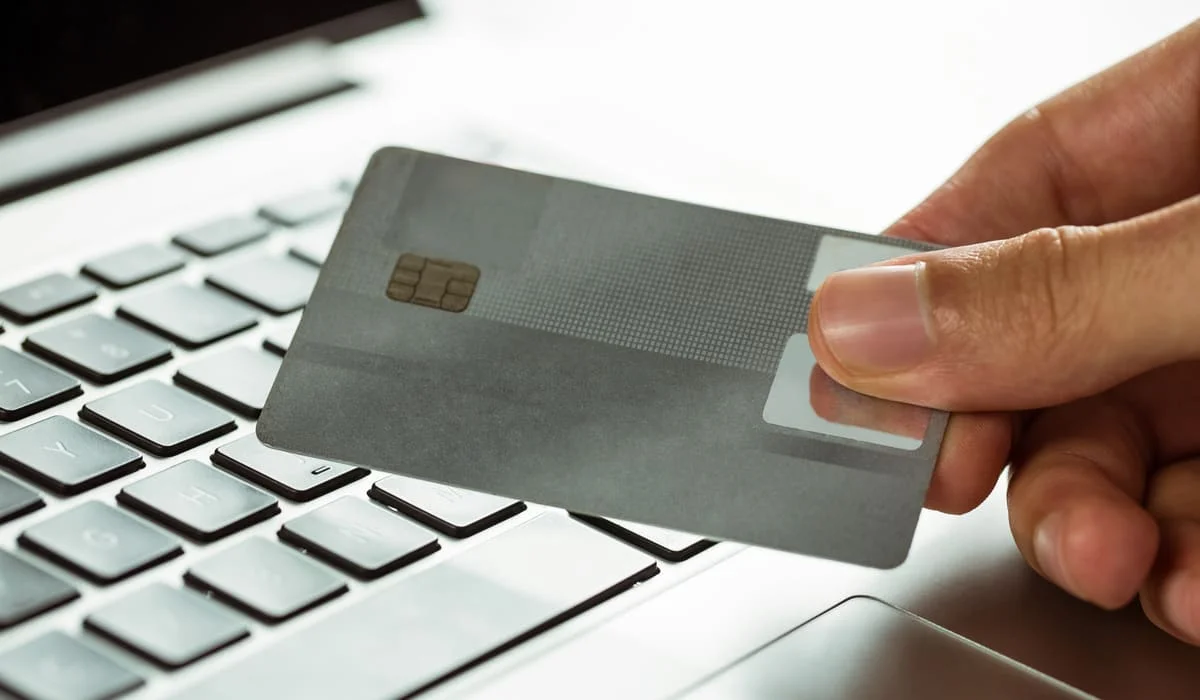 Мошенники благодаря помощи сельчанки украли у казахстанцев 5 млн тенге