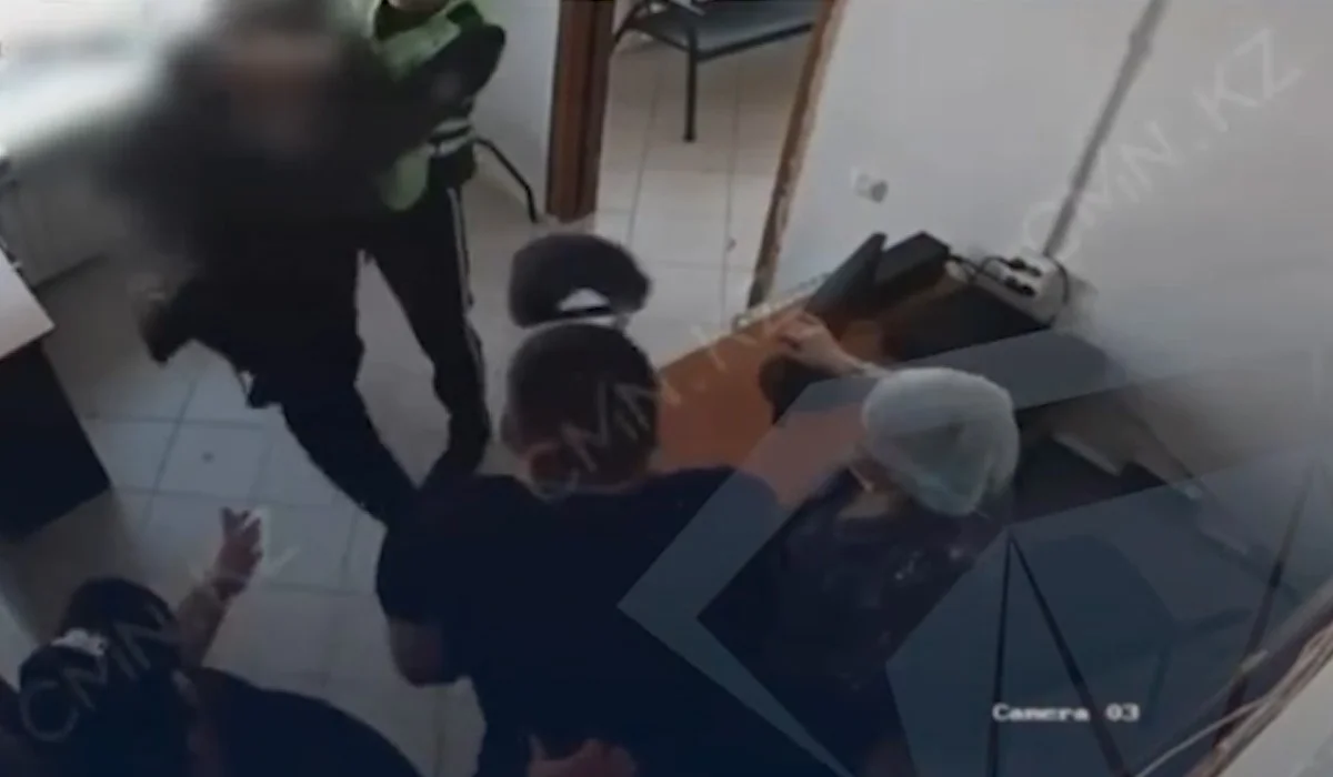 Адвокат из Актау ударил ногой в лицо полицейского (ВИДЕО)