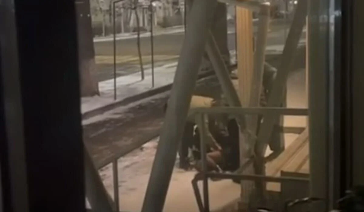 Трое мужчин обокрали потерявшую сознание девушку на улице в Алматы (ВИДЕО)