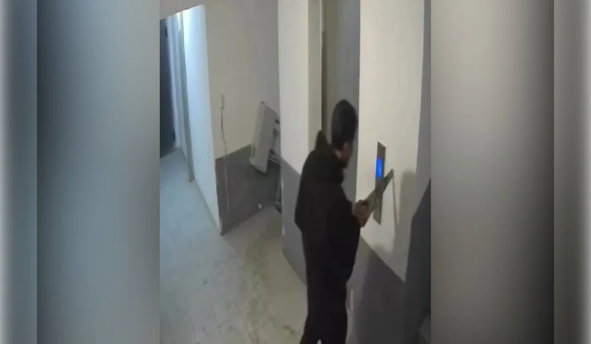 Мужчина пугал пилой жильцов многоэтажки в Атырау (ВИДЕО)