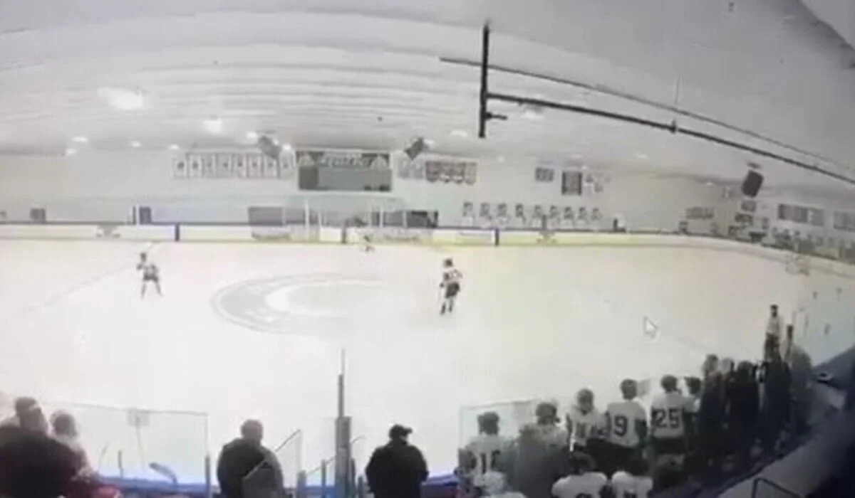 Мужчина устроил стрельбу на хоккейном матче в США (ВИДЕО)