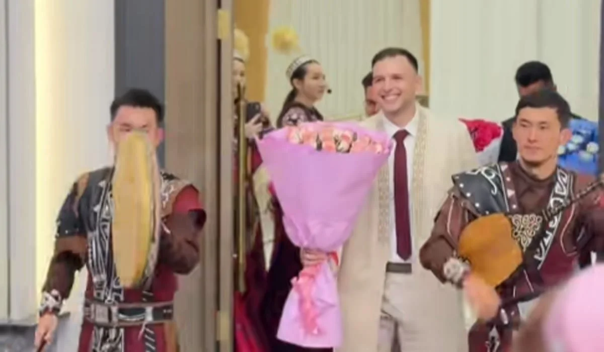 Куйеу бала из Германии покорил Казнет своей улыбкой (ВИДЕО)