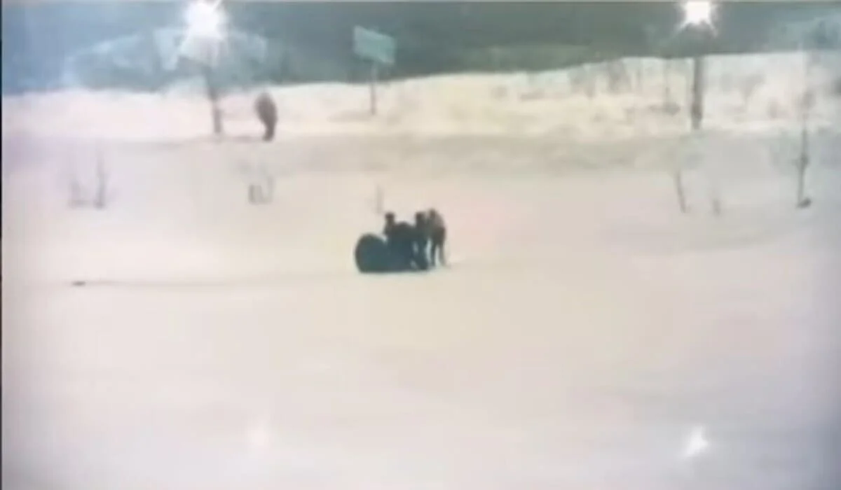 Рыбак застрял руками в лунках на льду в Астане (ВИДЕО)