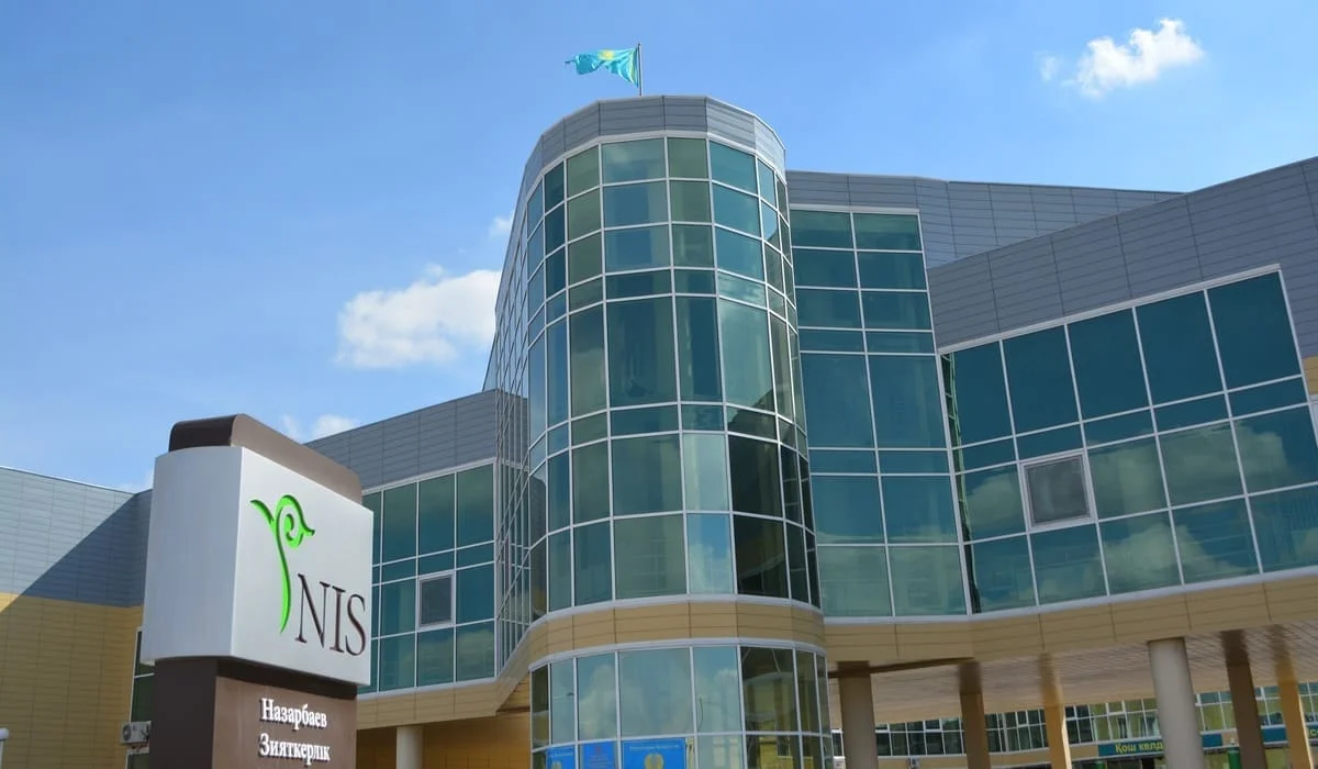 Учащийся выпал с третьего этажа НИШ в Петропавловске