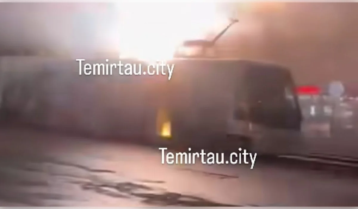 Очевидцы сняли на видео полыхающий трамвай в Темиртау