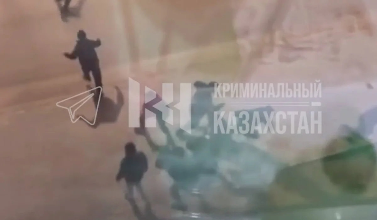 Группа подростков жестоко избила парня на улице в Кызылорде (ВИДЕО)