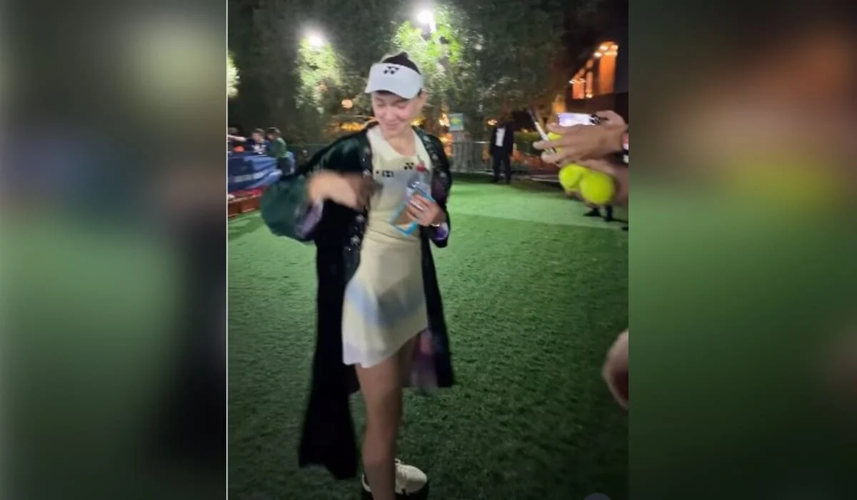 «Класс! Спасибо большое»: Рыбакиной подарили казахский камзол в Дубае