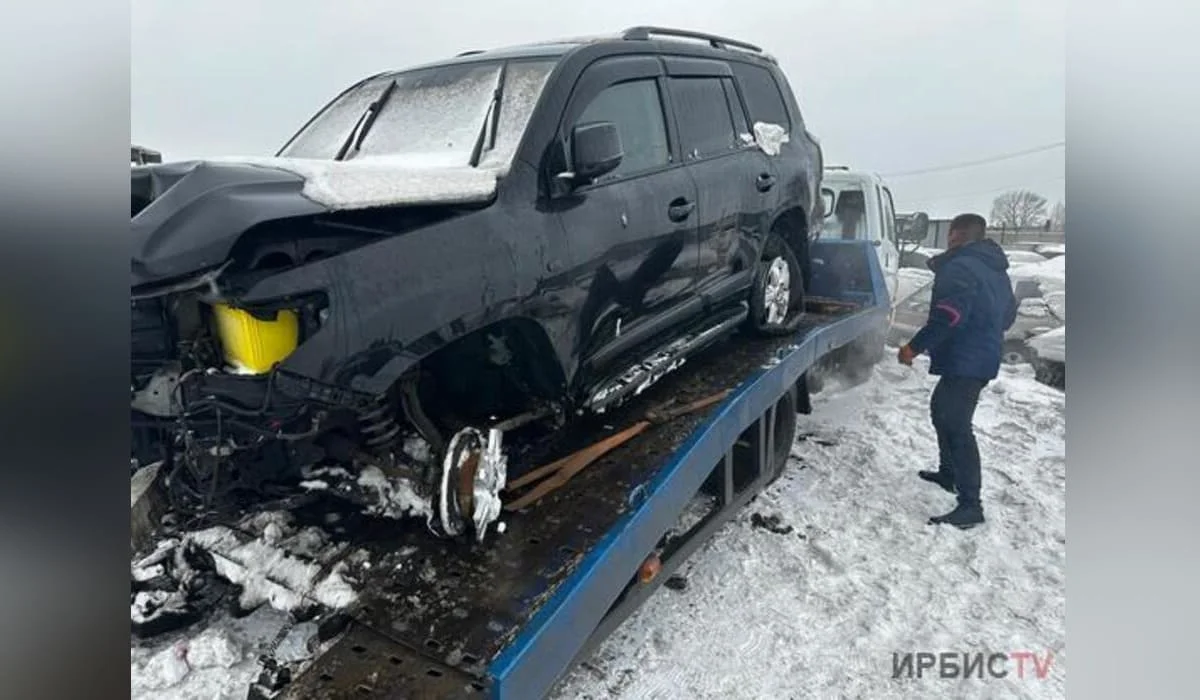 Оставленный на автомойке Toyota Land Cruiser павлодарец нашел на месте ДТП