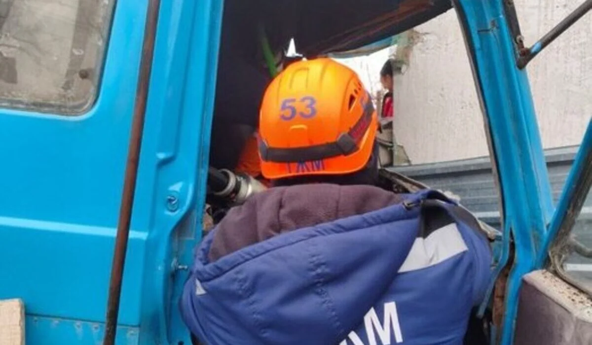 Водитель оказался зажат в кабине грузовика в Алматинской области