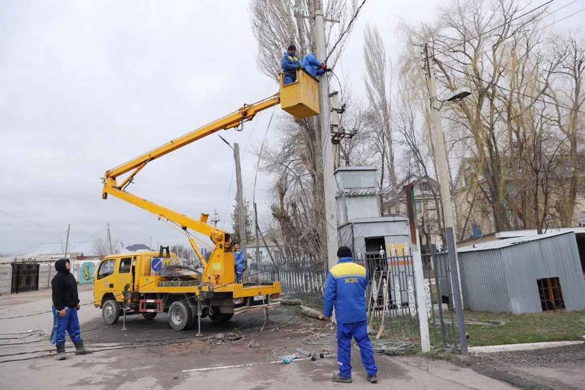 Ураган в Жамбылской области: еще 8 сел остались без электричества, повреждены 27 домов
