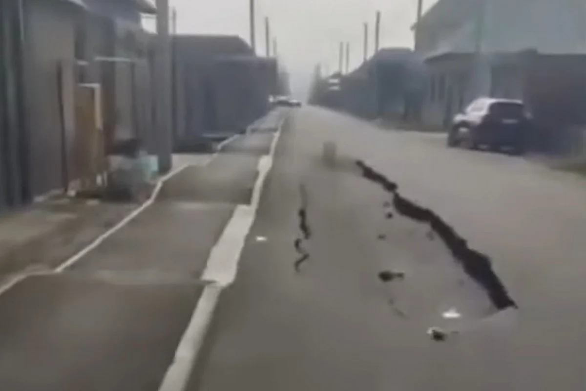 После дождей асфальт провалился на участке новой дороги в Шымкенте