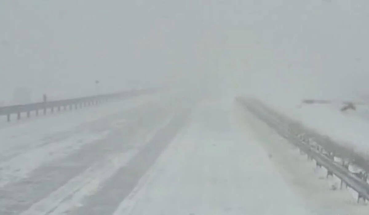 Снегопады и метели осложнят движение на дорогах в девяти областях Казахстана