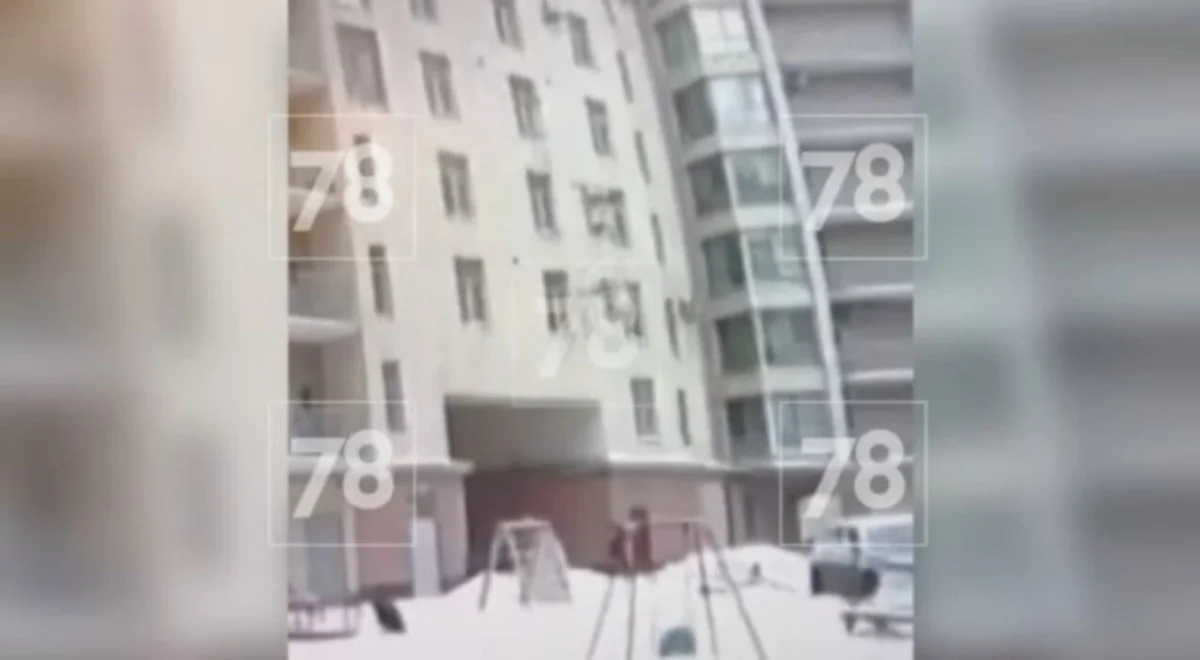 Дворник на лету поймал ребенка, сорвавшегося с седьмого этажа в Санкт-Петербурге (ВИДЕО)
