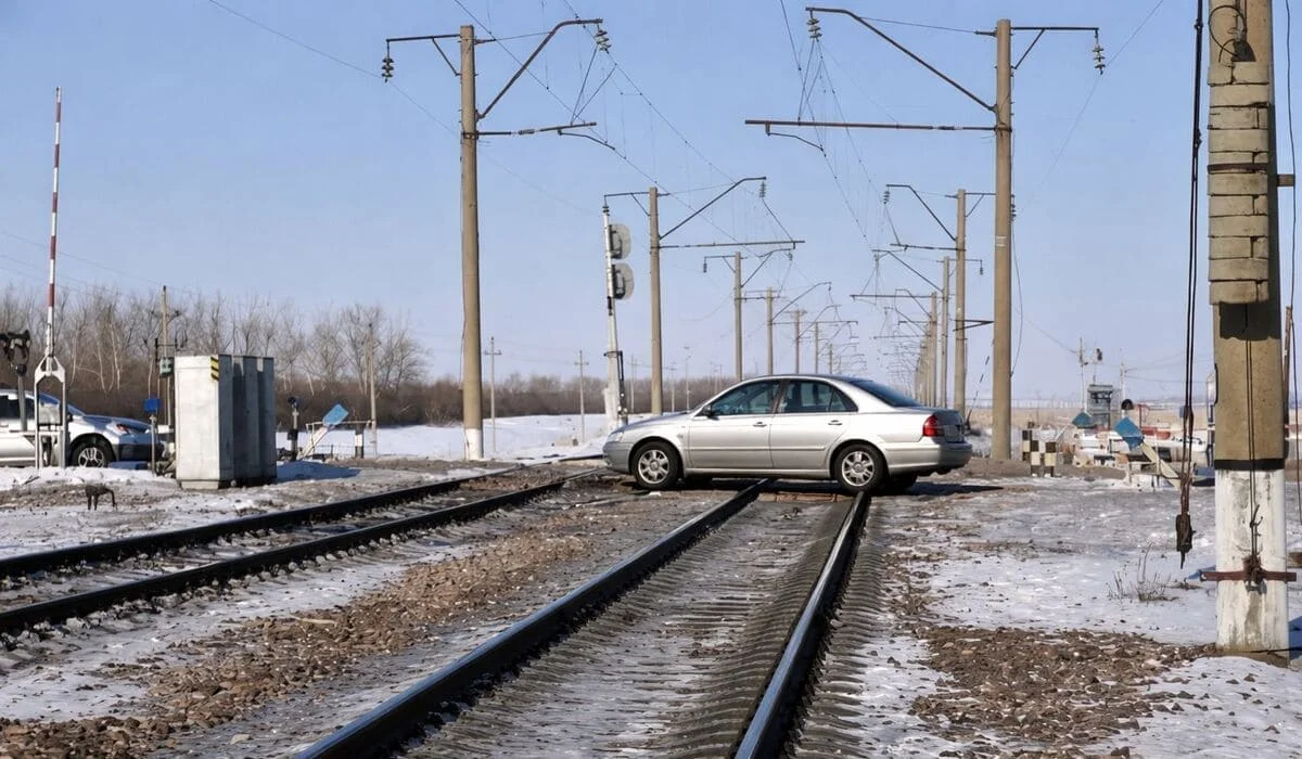 Машинисты предотвратили столкновения поездов с автомобилями на юге Казахстана