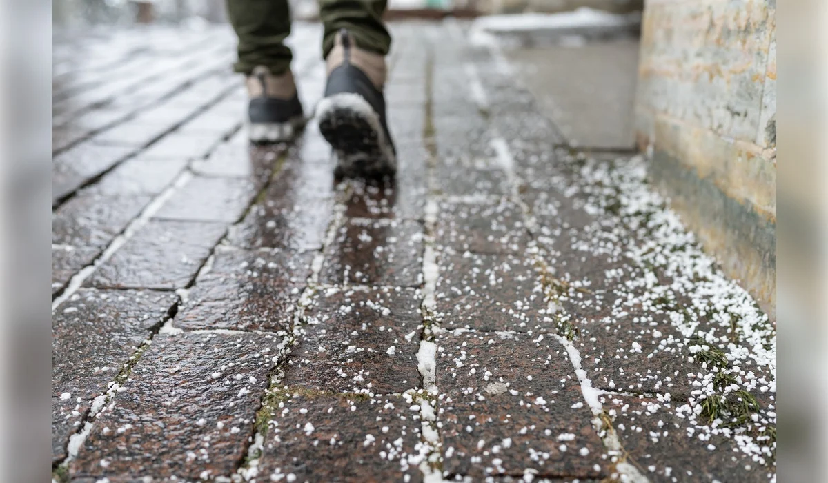 Больше тысячи жителей Усть-Каменогорска пострадали из-за гололедицы за три недели