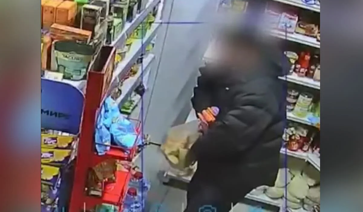 Спрятал в штанах: шоколадный вор попал на камеру в Астане (ВИДЕО)