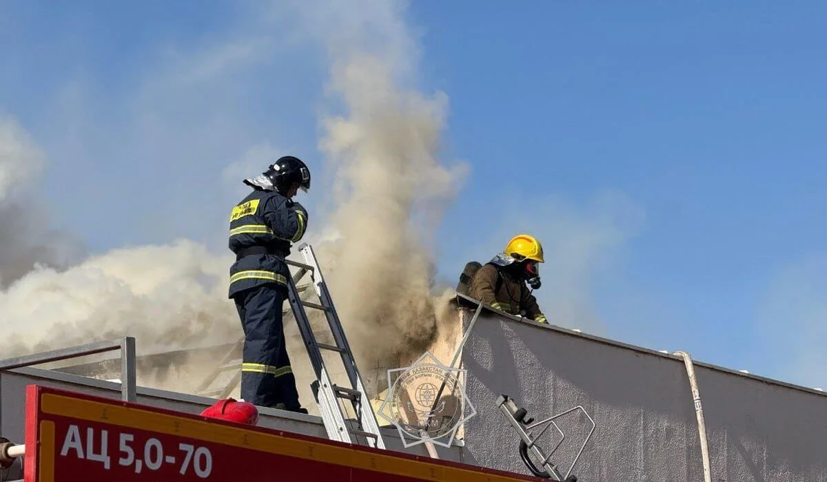 Крупный пожар потушили на территории ТРЦ в Актау (ВИДЕО)