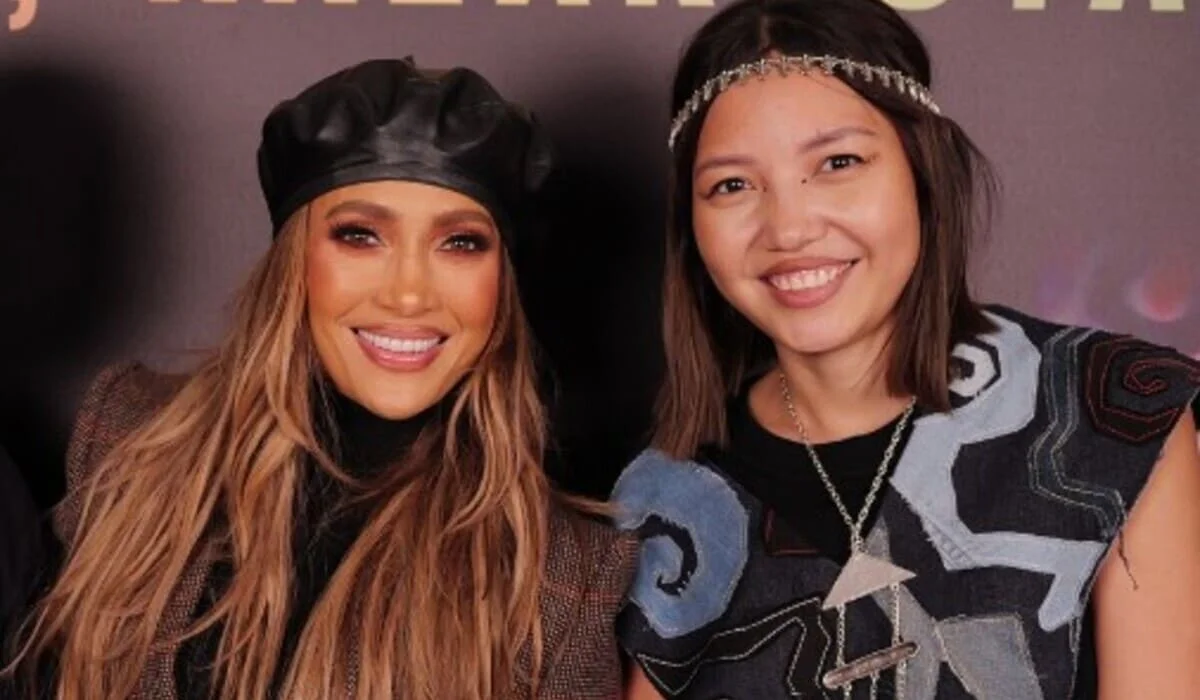 Казахстанская художница, нарисовавшая Джей Ло на ковре, вошла в топ-50 креаторов мира