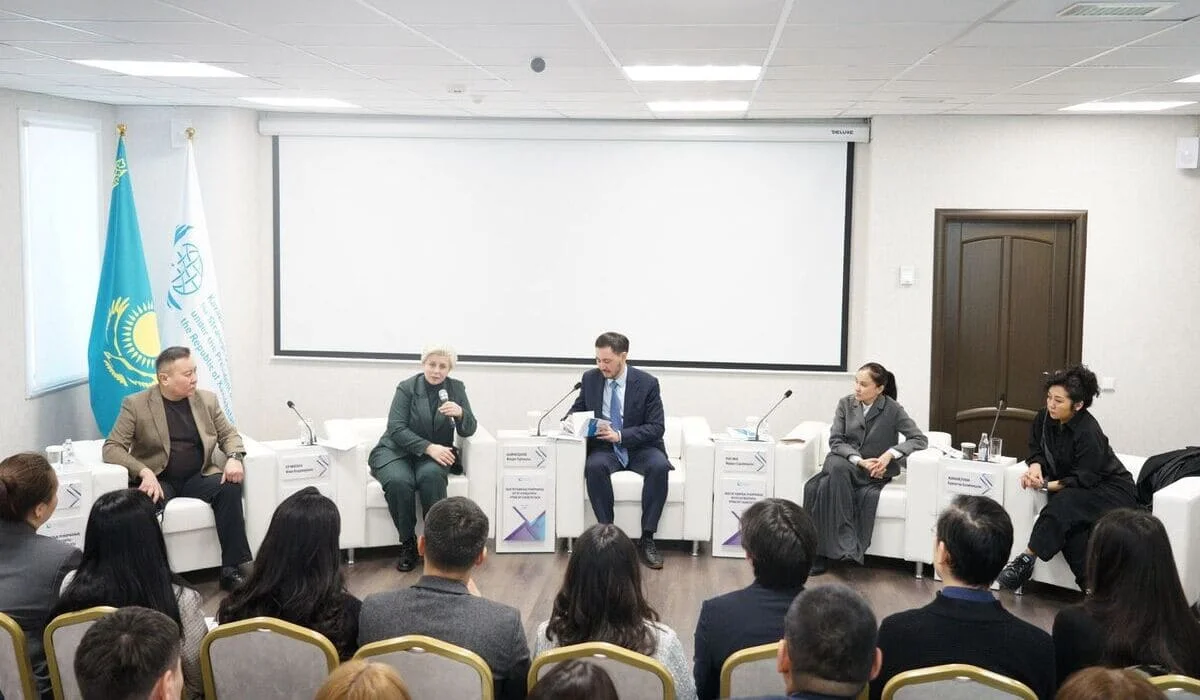 Молодые эксперты и члены Конституционной комиссии обсудили новеллы проекта новой Конституции в КИСИ