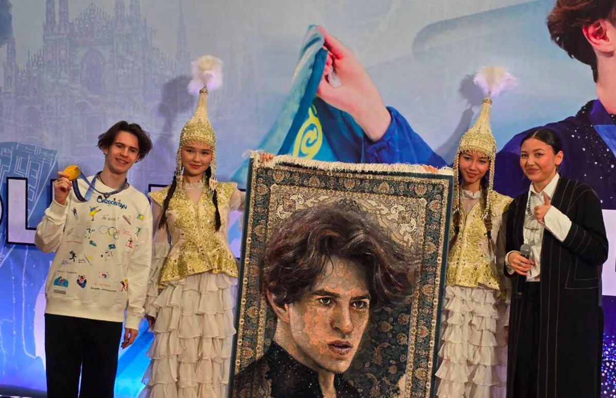 Ковер с портретом и шквал аплодисментов: Шайдорова встретили в Алматы (ФОТО, ВИДЕО)