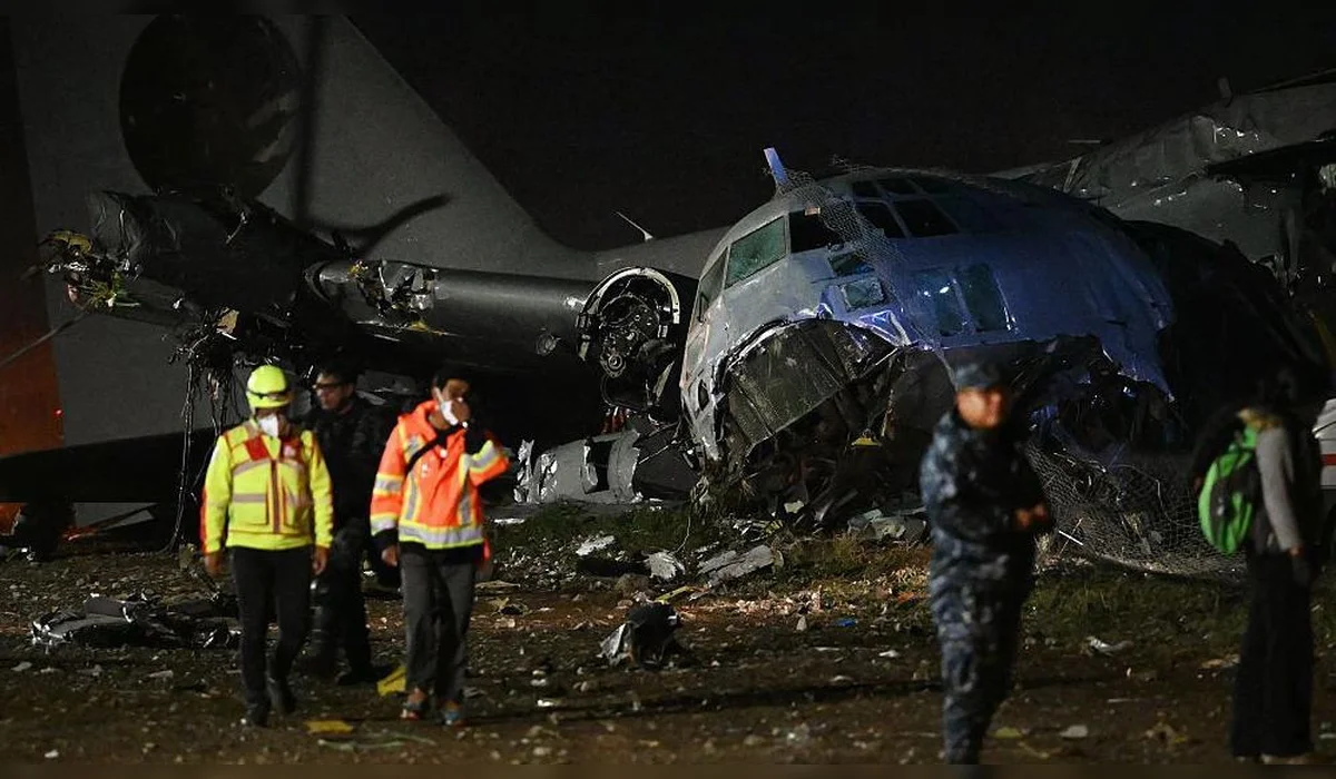 Военный самолет с грузом денег разбился в Боливии (ВИДЕО)