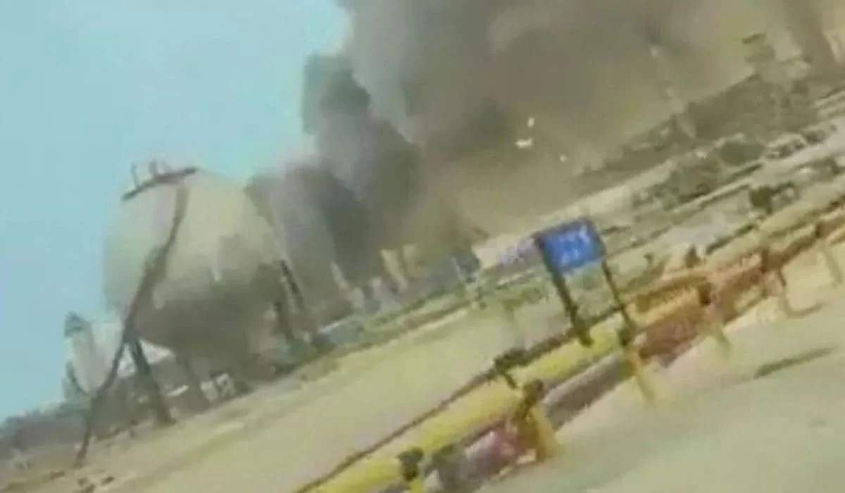 В Саудовской Аравии обломки БПЛА упали на НПЗ (ВИДЕО)