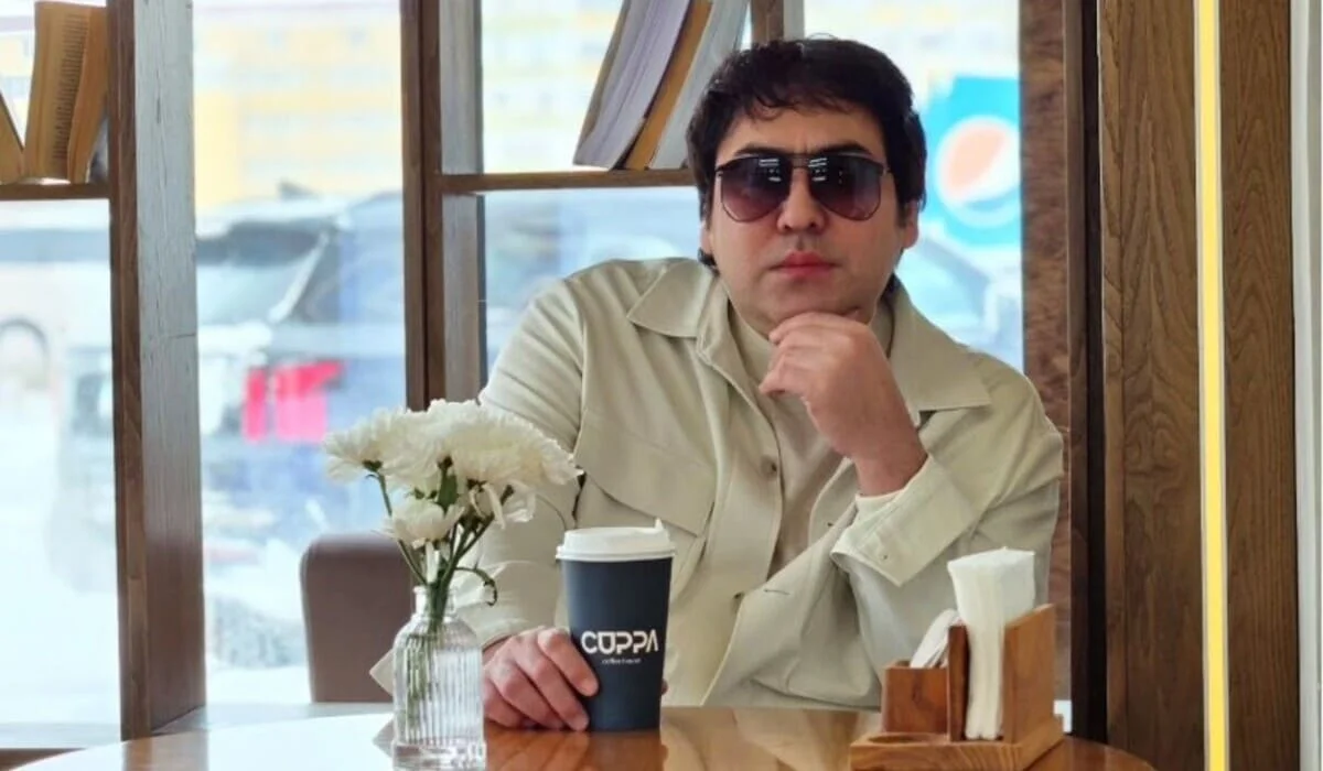 Мейрамбек Беспаев повторил семейное фото спустя 40 лет и растрогал поклонников