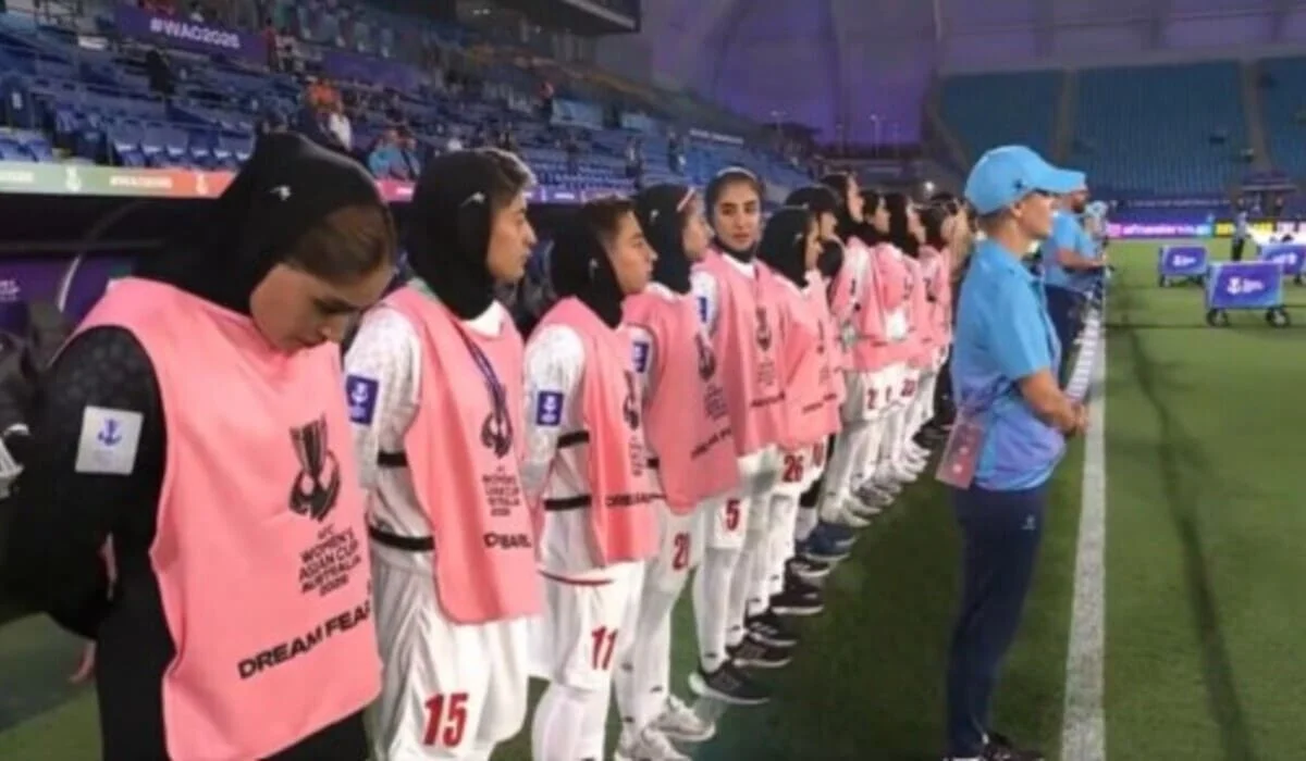 Футболистки сборной Ирана отказались петь гимн перед матчем Кубка Азии (ВИДЕО)