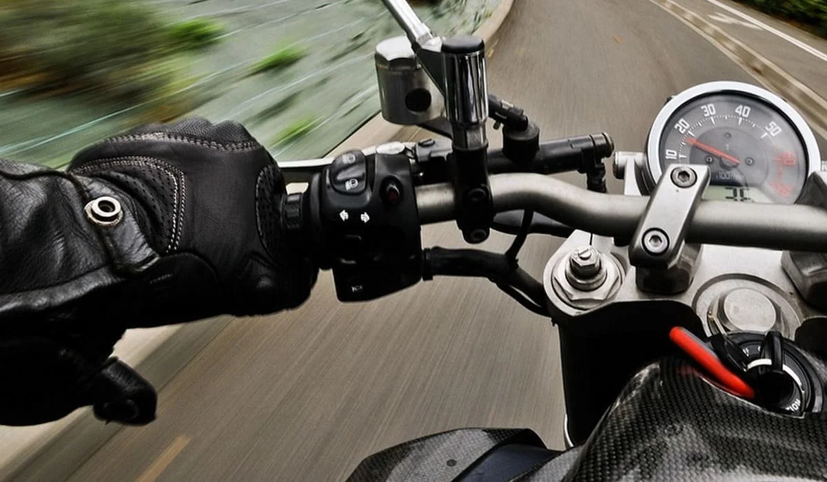 Езда на мотоцикле по улицам Шу обернулась для мужчины лишением прав на 7 лет