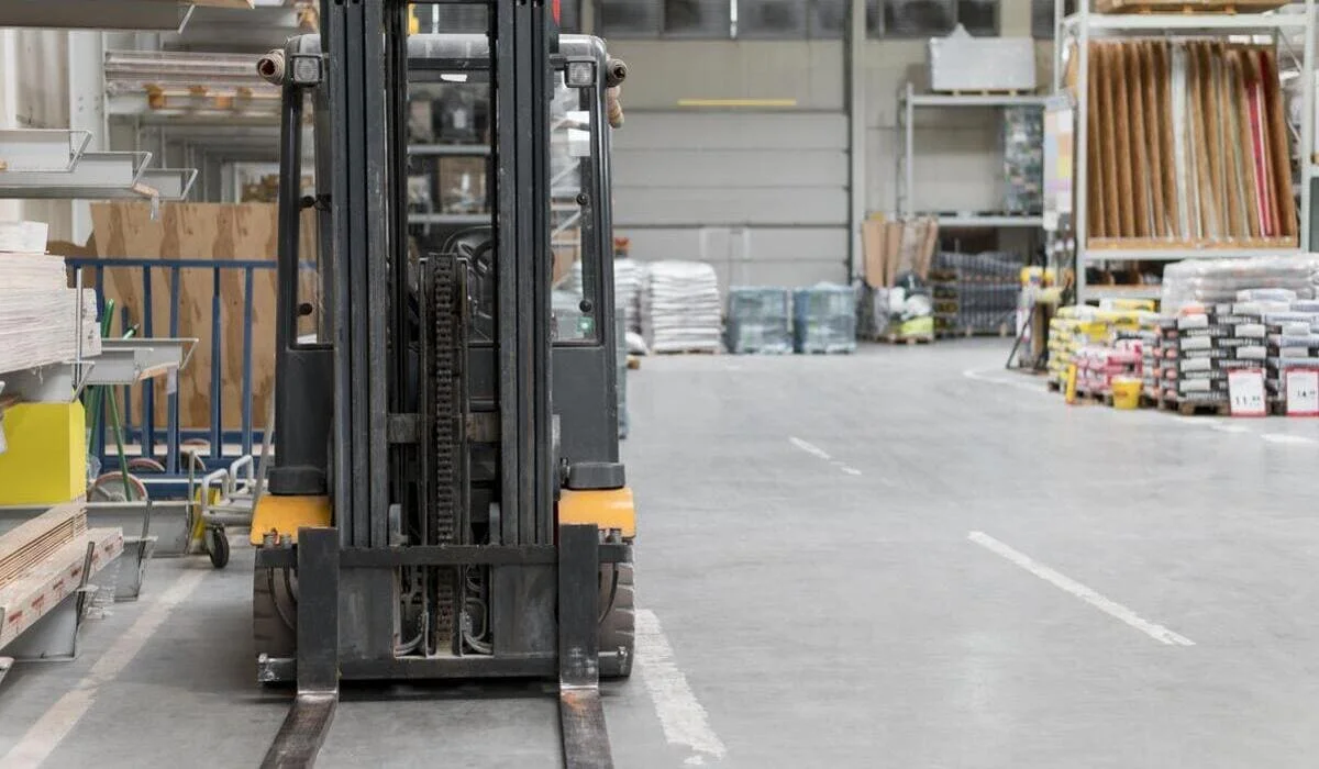 Электропогрузчик наехал на работника в Костанае: суд пересмотрел степень его вины