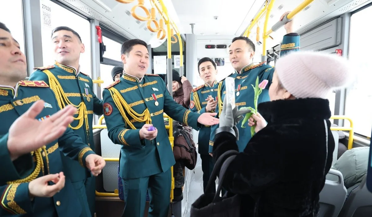 Мужской хор Нацгвардии устроил музыкальный сюрприз женщинам Астаны (ВИДЕО)