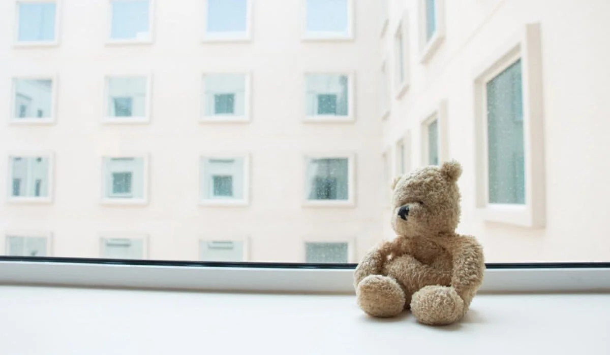 Ребенок выпал из окна третьего этажа в Акмолинской области