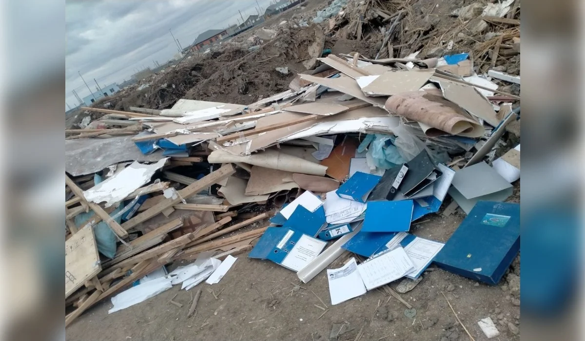 Папки с данными пациентов обнаружили на свалке в Атырау