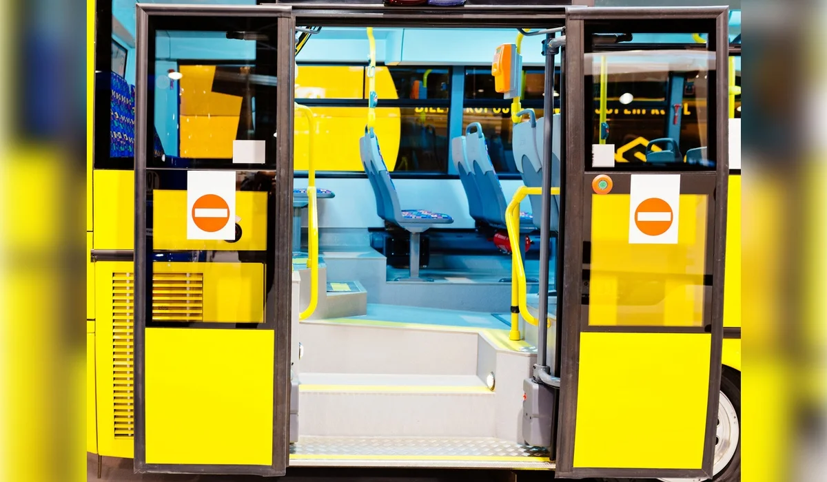 Школьница, выходя из автобуса, получила перелом в Кокшетау