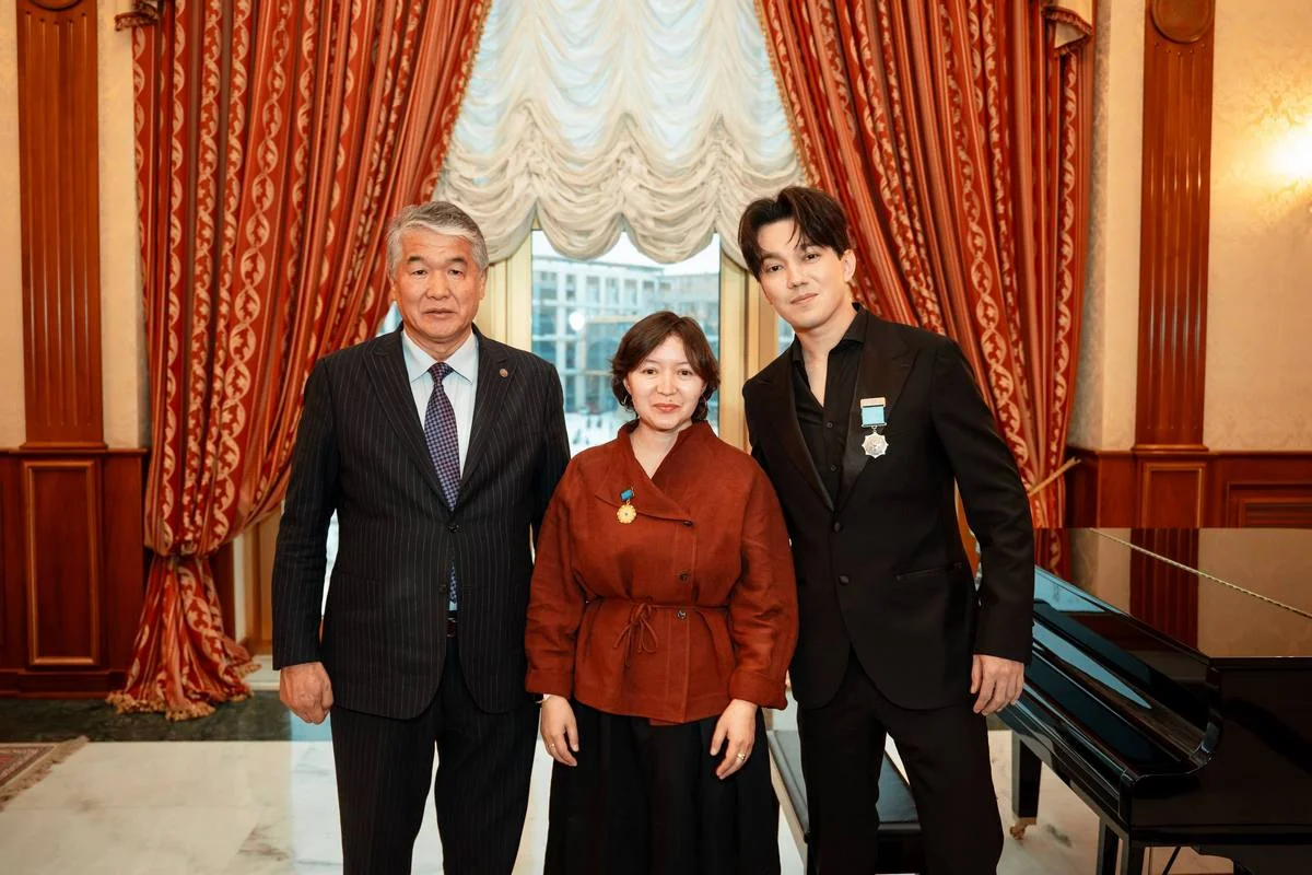 Димаш Кудайберген и Самал Еслямова удостоены наград ТЮРКСОЙ