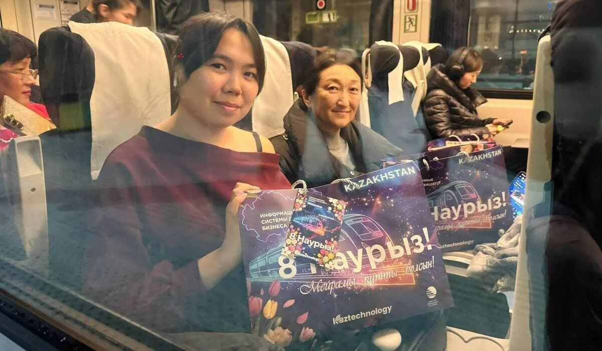 Больше тысячи женщин поздравляют с 8 Марта в поездах Казахстана (ФОТО)