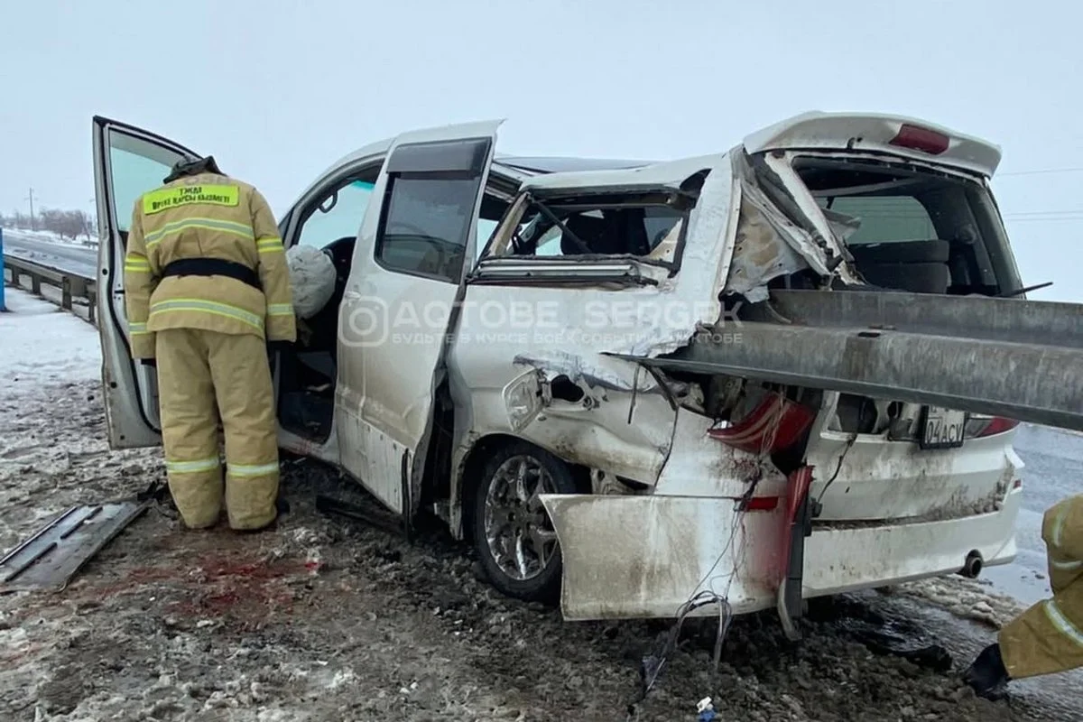 Отбойник насквозь пробил автомобиль на трассе в Актюбинской области