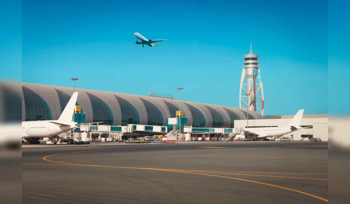 Аэропорт Дубая временно остановил работу после взрывов