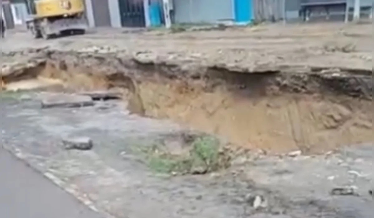 Асфальт провалился в Шымкенте из-за аварии коллектора (ВИДЕО)