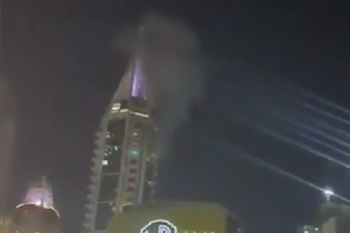 Беспилотник врезался в небоскреб в Дубае: под обломками дрона погиб человек