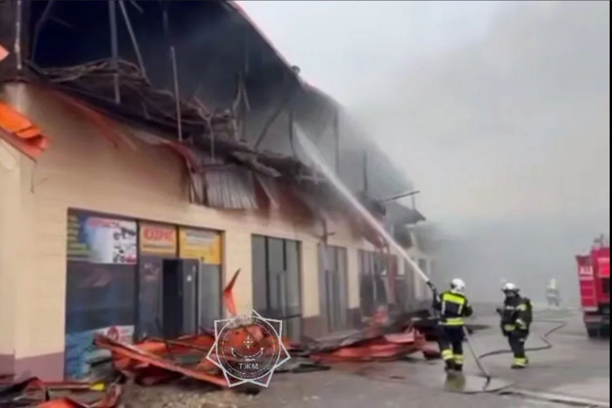 Охваченное огнем здание СТО потушили пожарные в Шымкенте