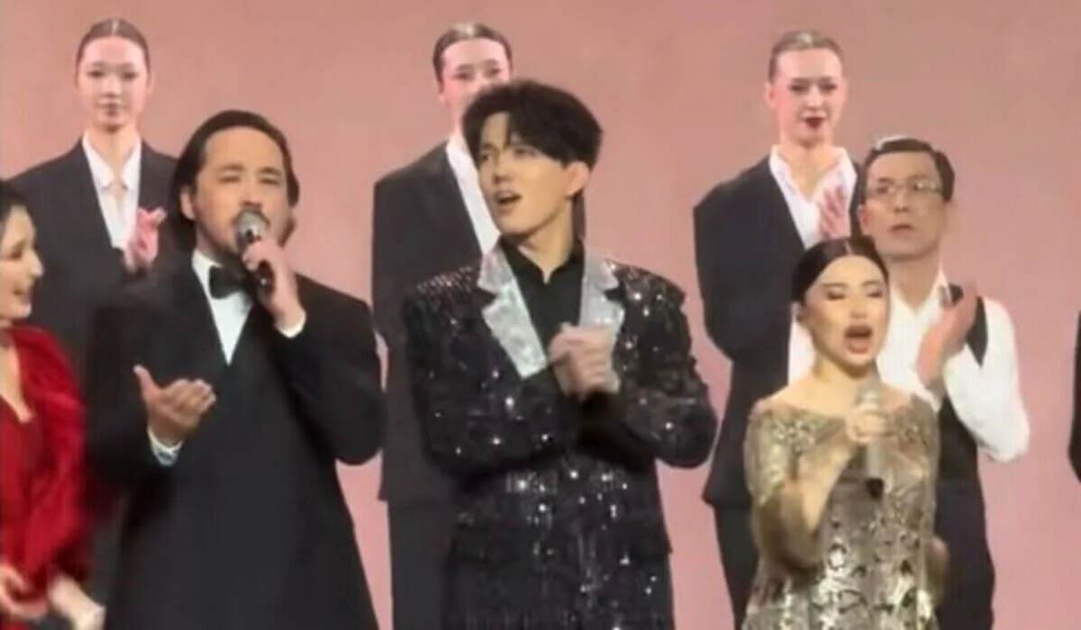 «Ему микрофона не хватило?»: Димаш восхитил зрителей на концерте к 8 Марта (ВИДЕО)