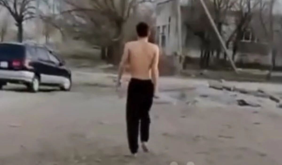 Неадекватный мужчина разгуливал полуголым рядом с детьми в Конаеве (ВИДЕО)