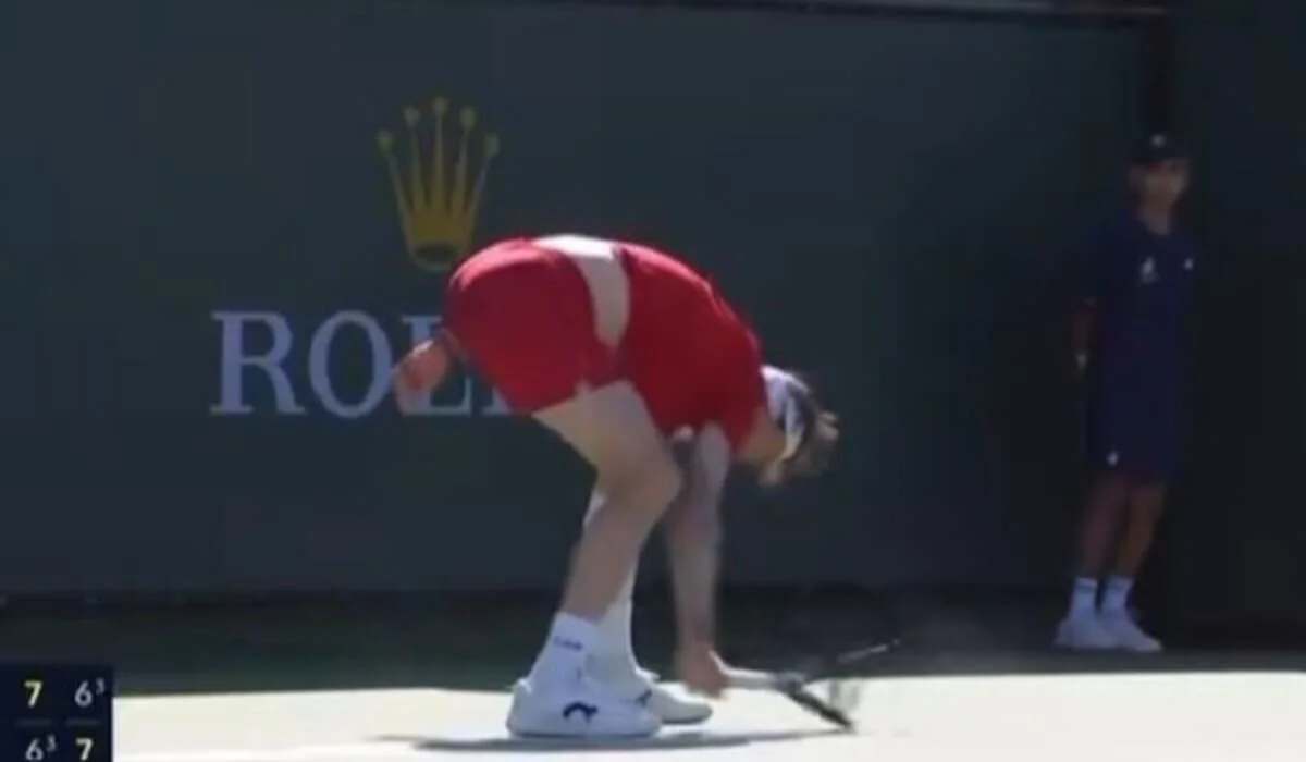 Бублик в ярости сломал ракетку после матча в Индиан-Уэллсе (ВИДЕО)