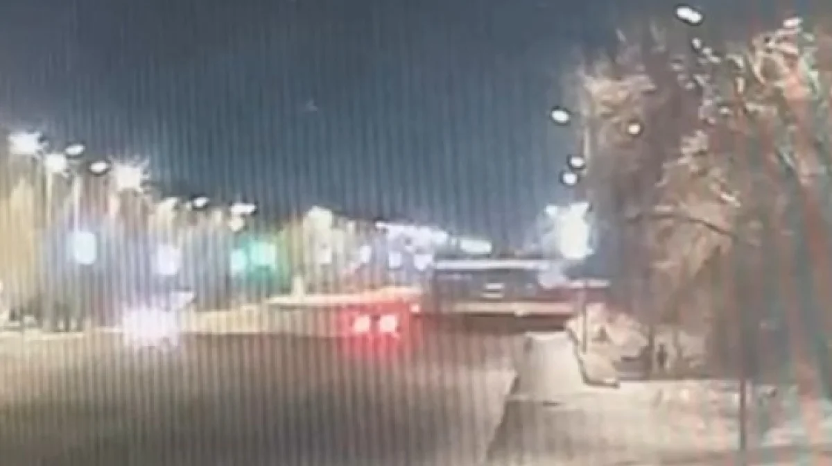 Поезд протащил Mercedes после столкновения на переезде в Семее (ВИДЕО)