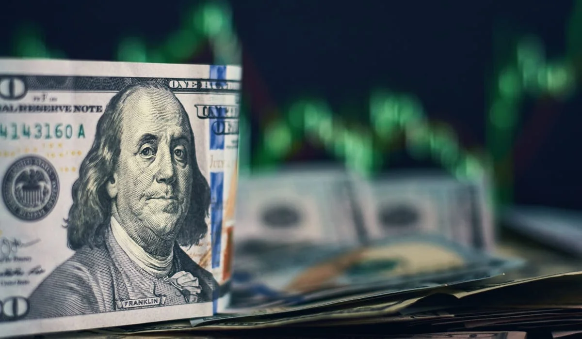 Уже по 489 тенге: курс доллара продолжает снижаться на KASE