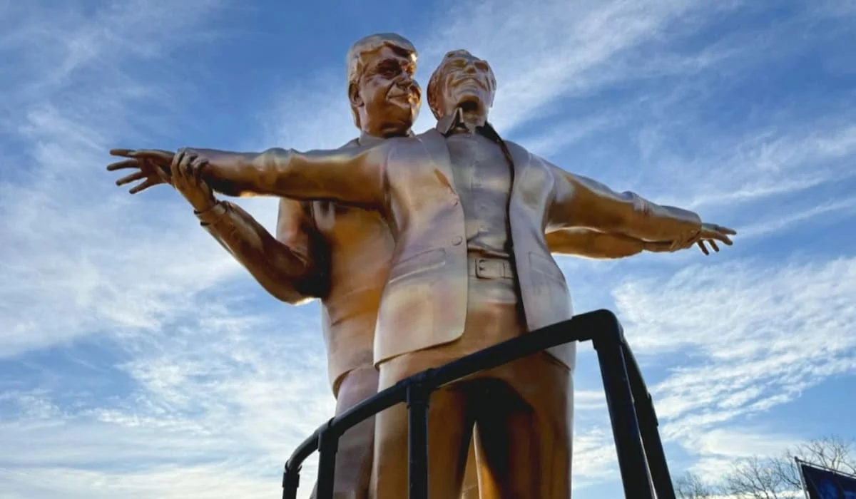 Арт-статую Трампа и Эпштейна установили в Вашингтоне