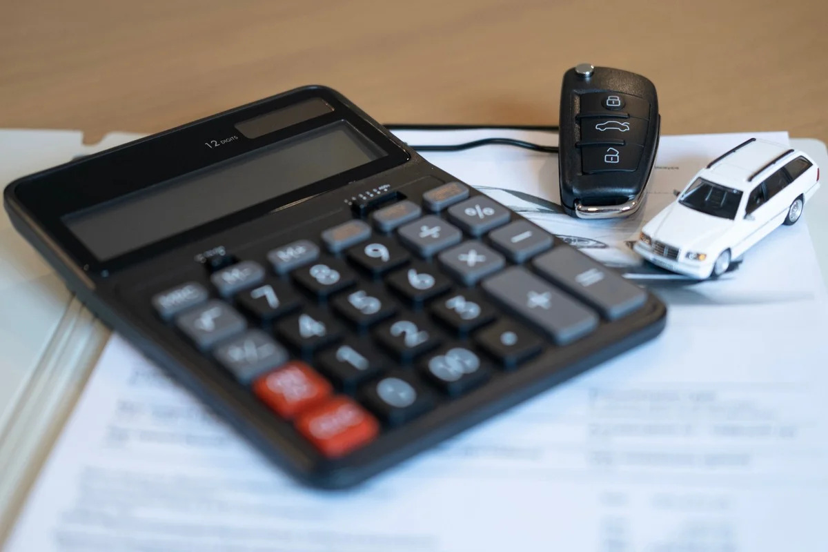 Арест имущества и запрет на выезд: водителям в Казахстане напомнили о налоге на авто