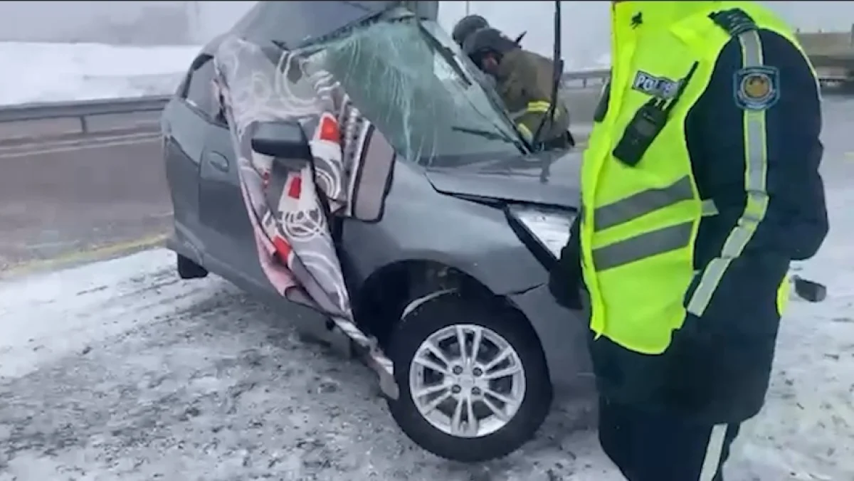 Легковушка боком врезалась в столб на объездной дороге в Караганде (ВИДЕО)